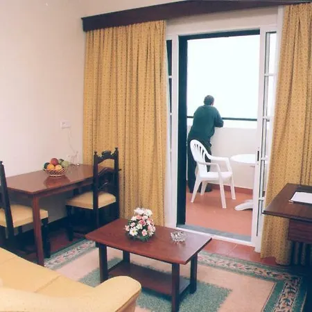 Marta Apartahotel